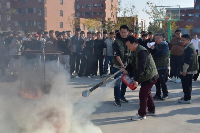 我校组织师生开展消防应急演练